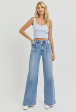 Load image into Gallery viewer, Pintuck Detailed Wide Leg Jeans