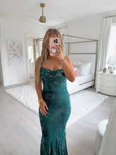 Load image into Gallery viewer, Emerald Velvet Detailed Maxi Dress