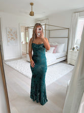 Load image into Gallery viewer, Emerald Velvet Detailed Maxi Dress